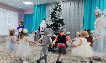 Новогодний утренник в младшей группе Новогодний утренник в младшей группе.